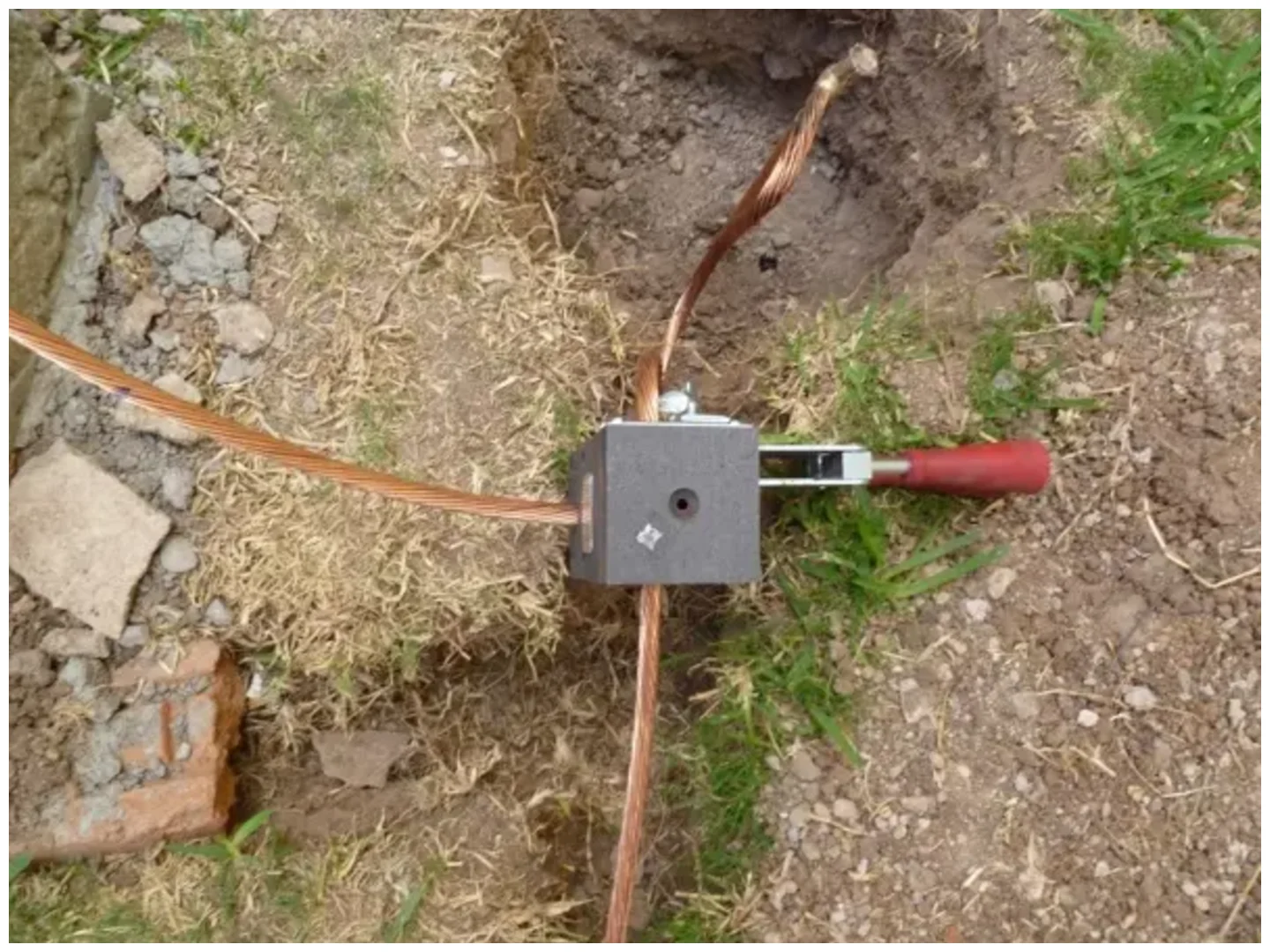 Electricista instalando Sistemas de tierra física Irapuato
