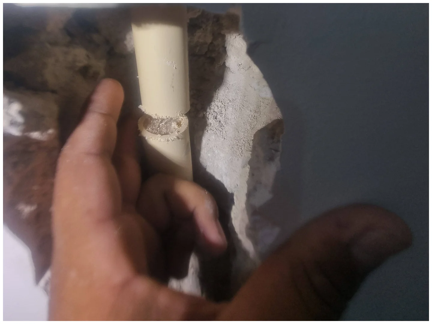 Tecnico haciendo Reparación de Fuga de Agua en Irapuato